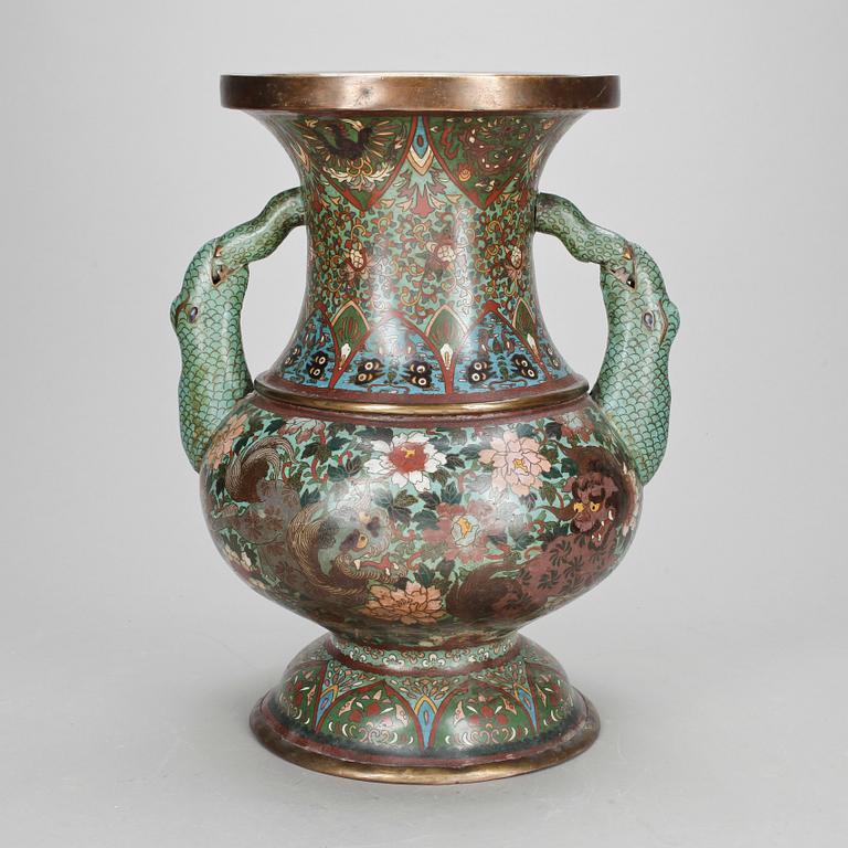 URNA MED HÄNKLAR, cloisonne, Kina 1800/1900-tal.