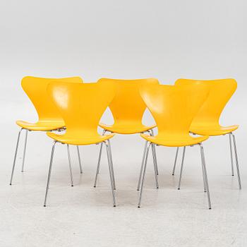 Arne Jacobsen, stolar, 5 st, "Sjuan", Fritz Hansen, Danmark, daterade 1976.