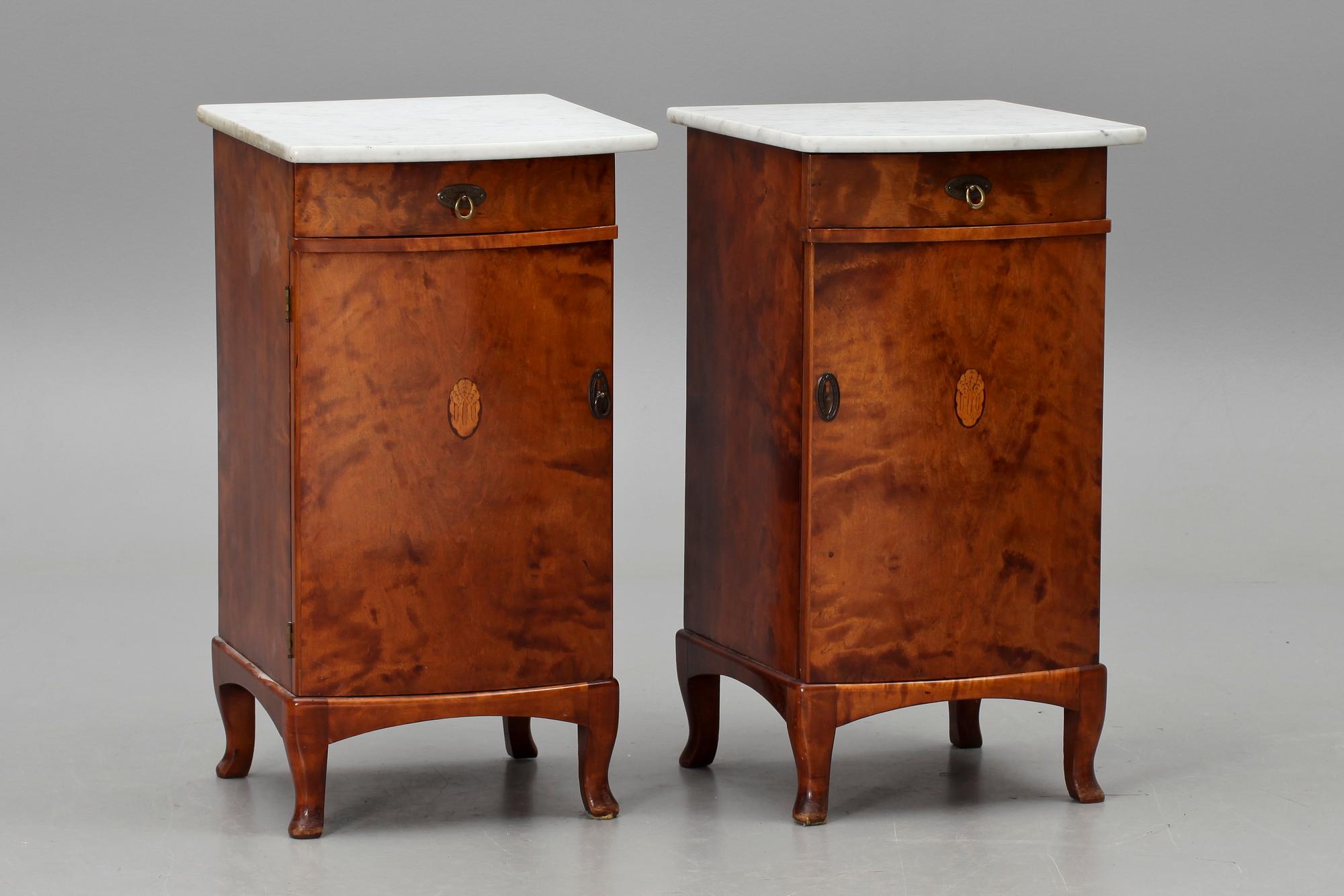 SÄNGKAMMARMÖBEL, 8 delar. 1900-talets första hälft.