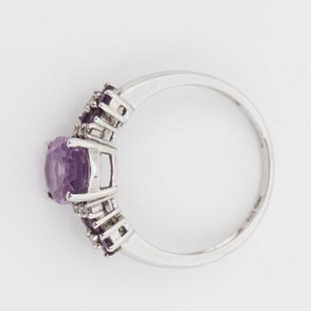 RING, vitguld 9 k, ametister, diamanter, engelska stämplar. Vikt ca 2 gram.
