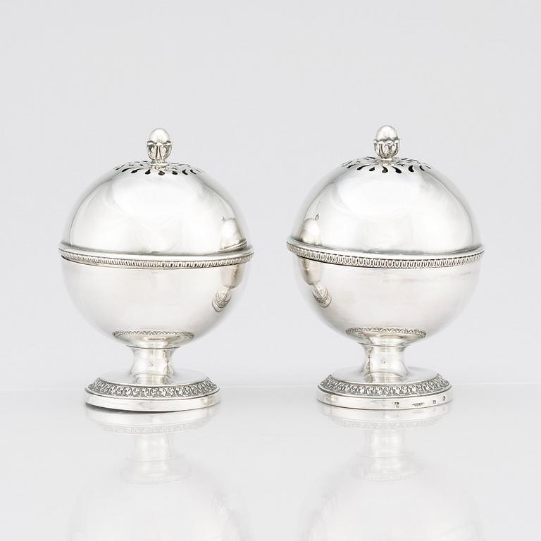 A pair of early 19th Century silver soap boxes, marks of Christian Andreas Jantzen, St Peterburg 1830.