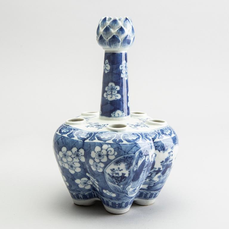 A blue and white tulip vase, Qing dynasty, 19th Century.