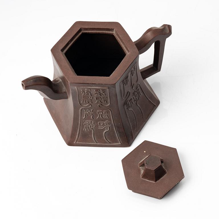 A hexagonal yixing teapot, late Qing dynasty / early 1900s.