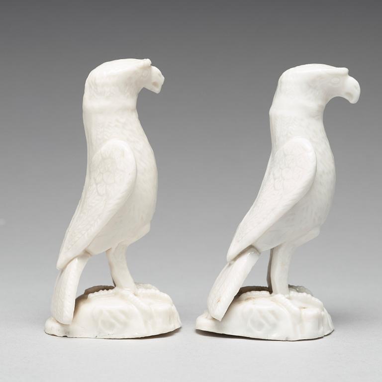 FIGURINER, ett par, blanc de chine. Qingdynastin, 1700-tal.