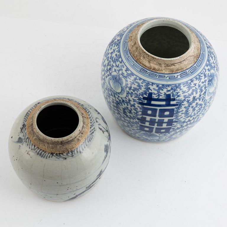 Two blue and white porcelain ginger jars and a warm water dish, China, Qing dynasty, 19th century.