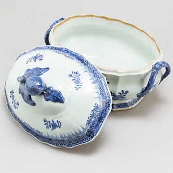A large blue and white export porcelain tureen with cover, Qing dynasty, Qianlong (1736-95).