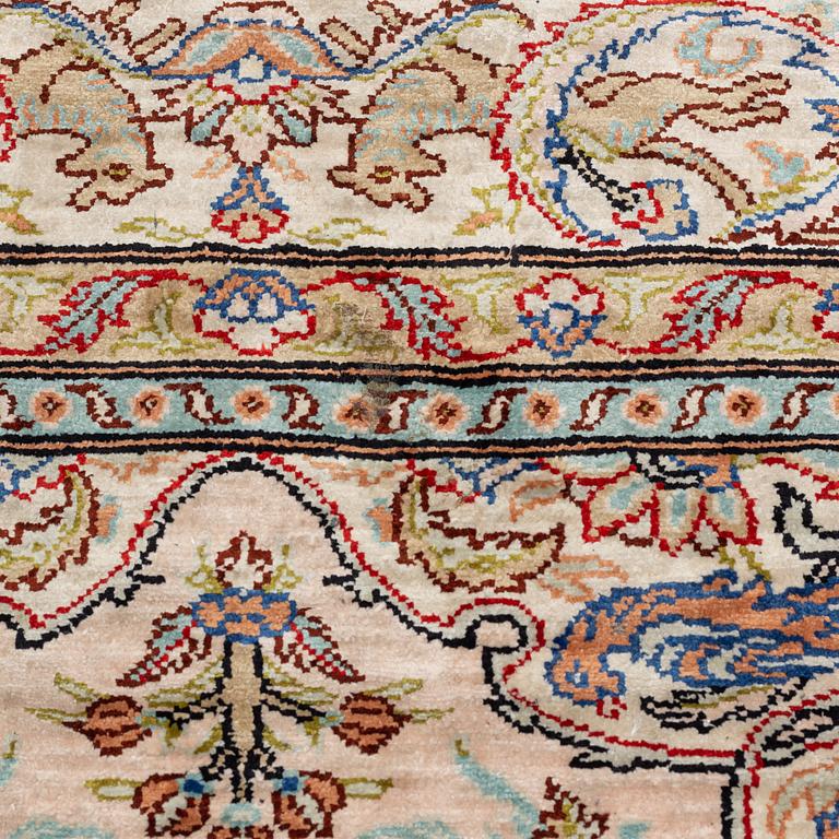 Matta, Turkisk silke, ca 133 x 101 cm.