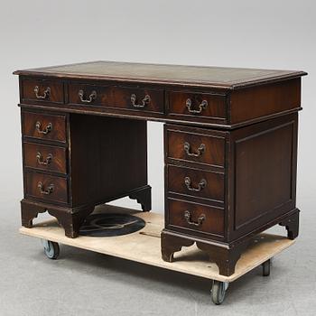 SKRIVBORD OCH STOL, England, 1900-talets slut.