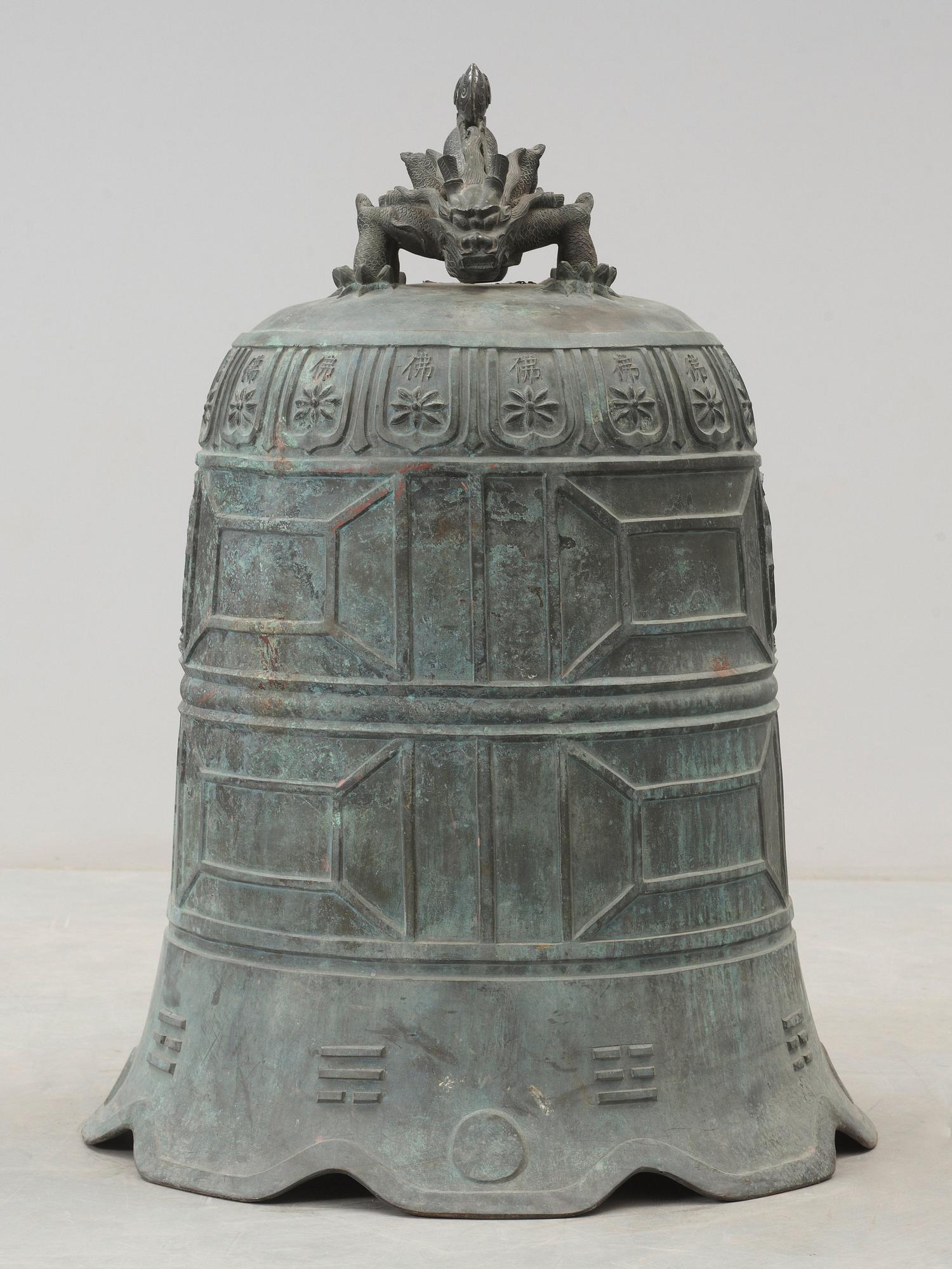 TEMPELKLOCKA, brons. Buddhistisk med datering. Qing dynasti (1644-1912).