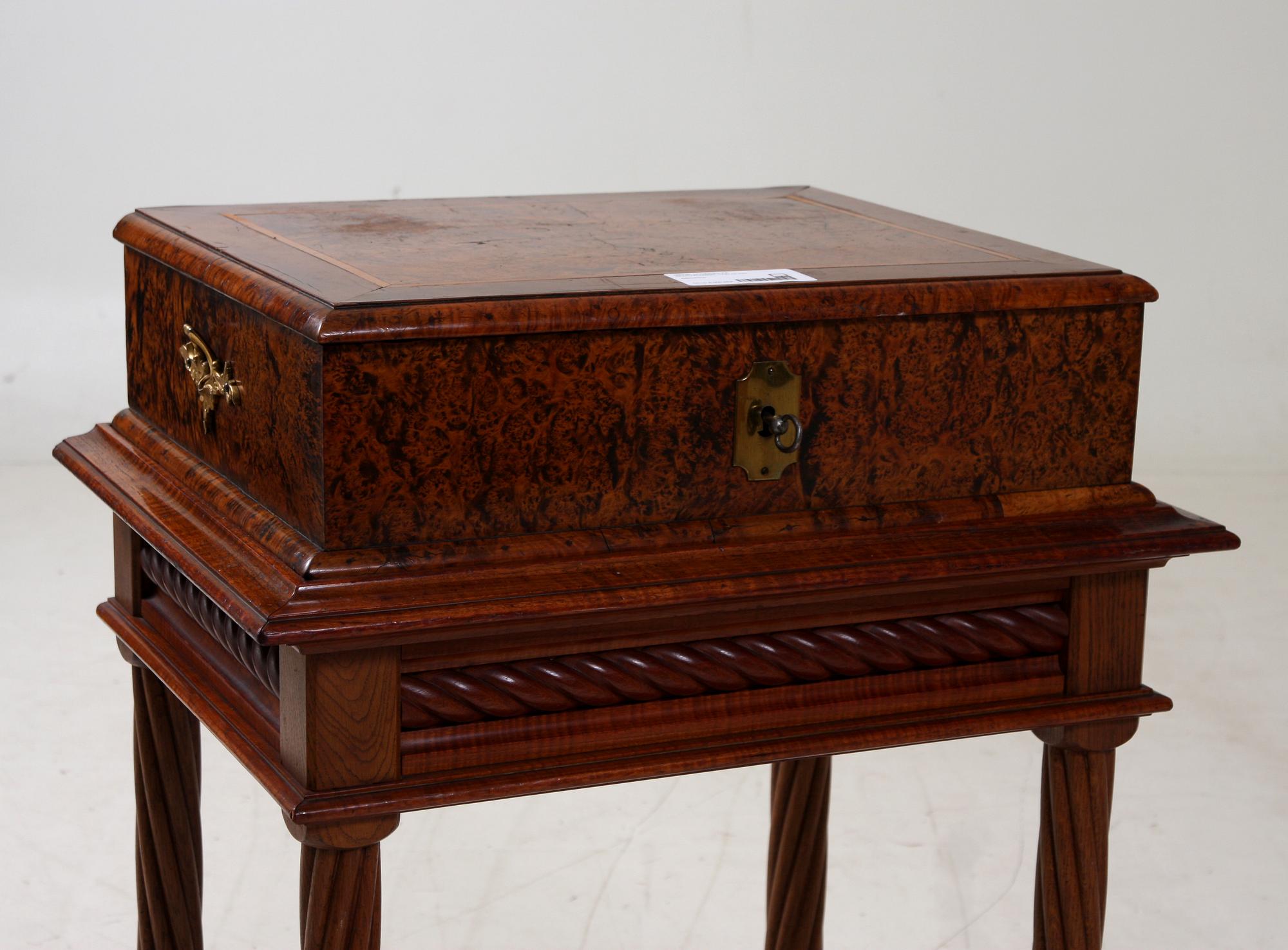 SCHATULL PÅ BENSTÄLLNING, delvis 1700-tal.