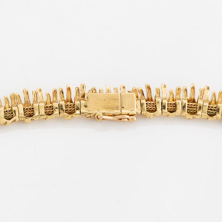 An 18K gold necklace.