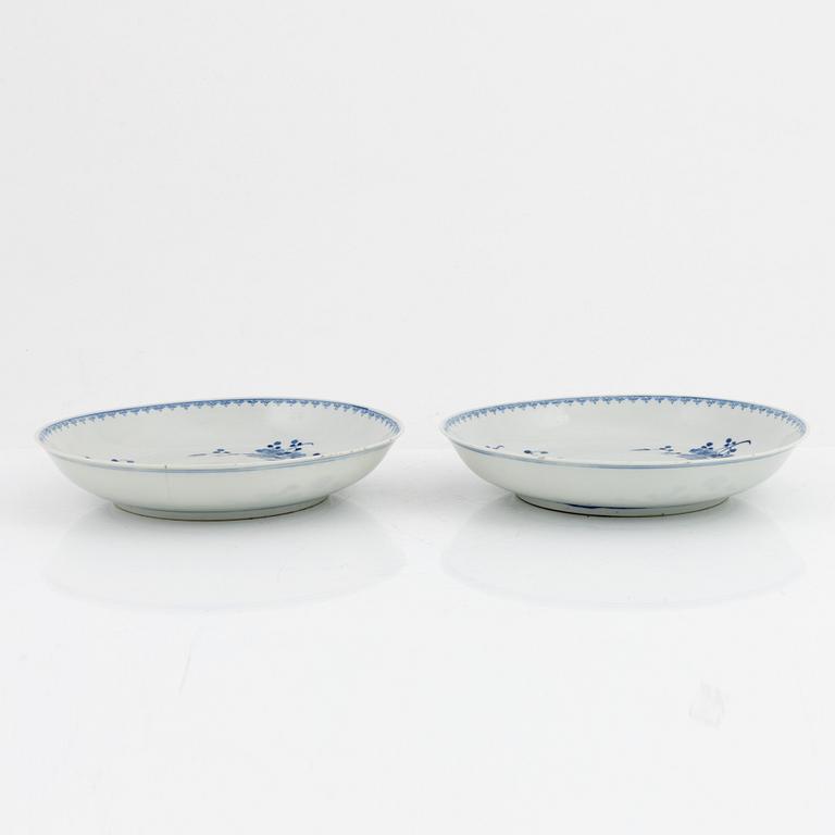 A pair of blue and white dishes, China, early 20th century.