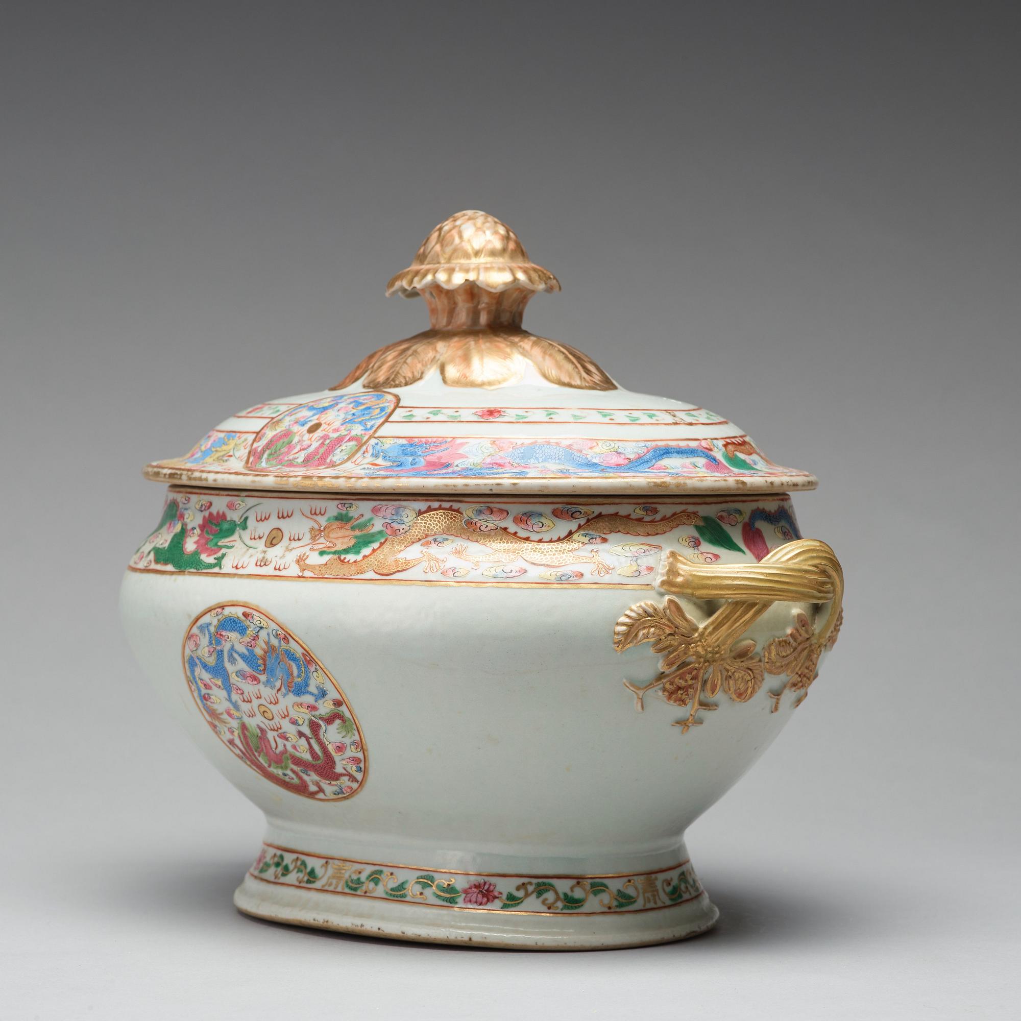TERRIN med LOCK, porslin. Qingdynastin, Jiaqing (1796-1820).