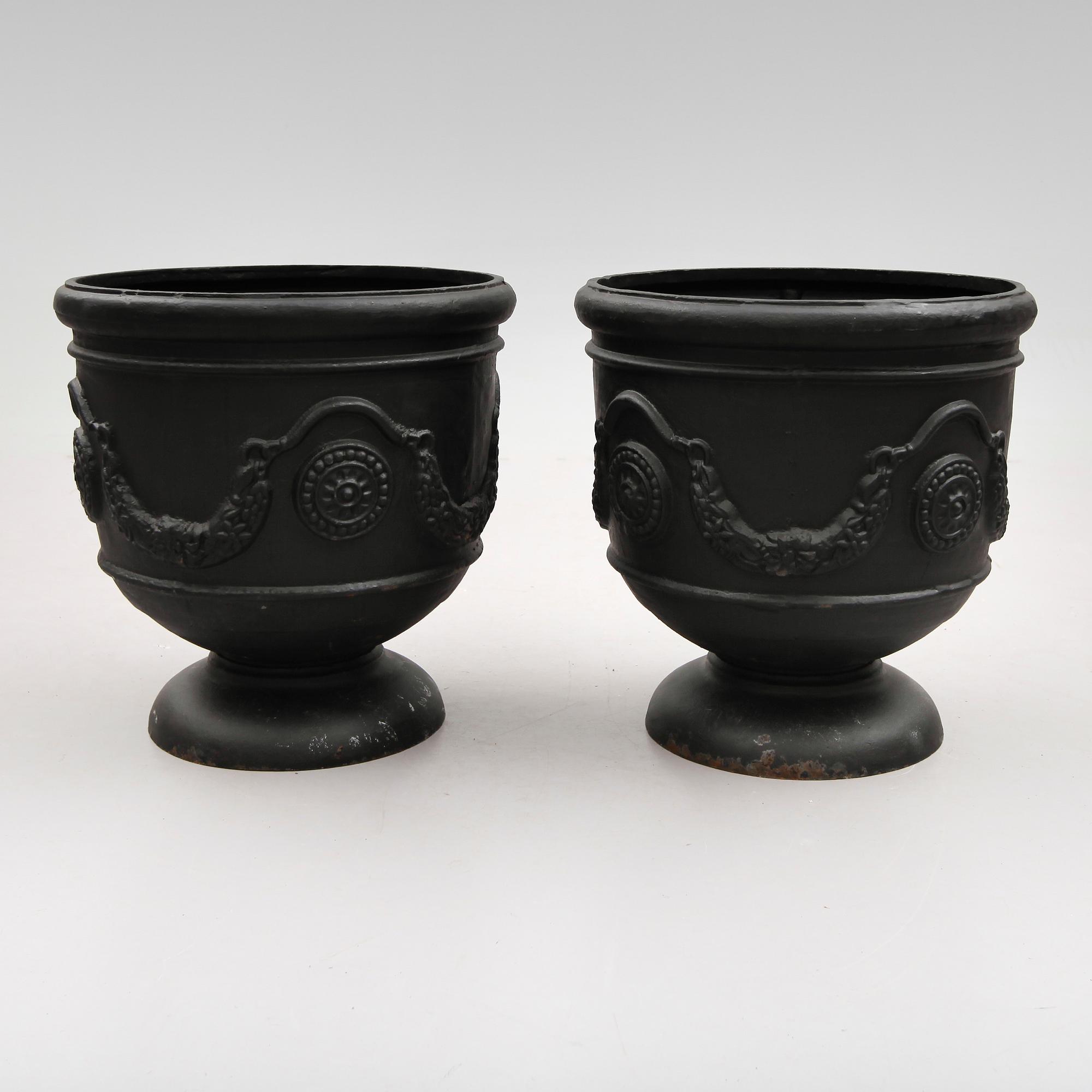 TRÄDGÅRDSURNOR, 1 par, gjutjärn, 1900-/2000-tal.