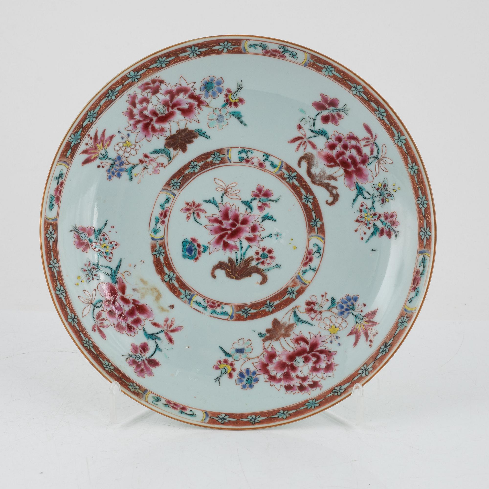 A Chinese export porcelain famille rose dish, Qing dynasty, Qianlong (1736-95).