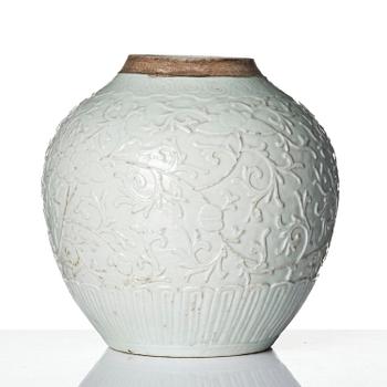 A blanc de chine jar, Qing dynasty, 19th century.