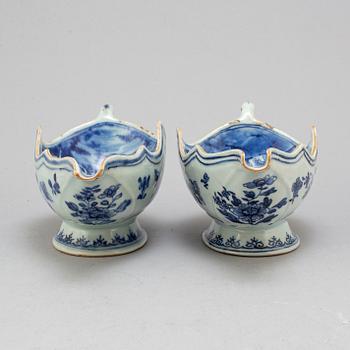 A pair of blue and white export porcelain sauce boats, Qing dynasty, Qianlong (1736-95).