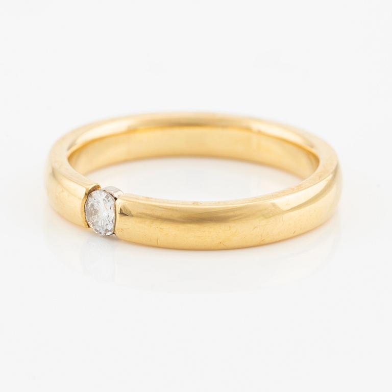 Ring in 18K gold with a round brilliant-cut diamond.