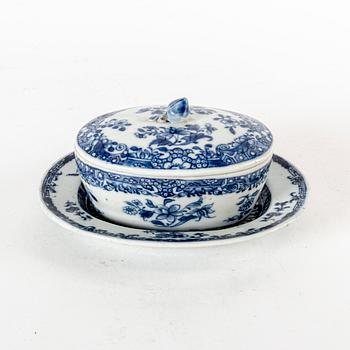 A Chinese Qianlong porcelain butter tureen.