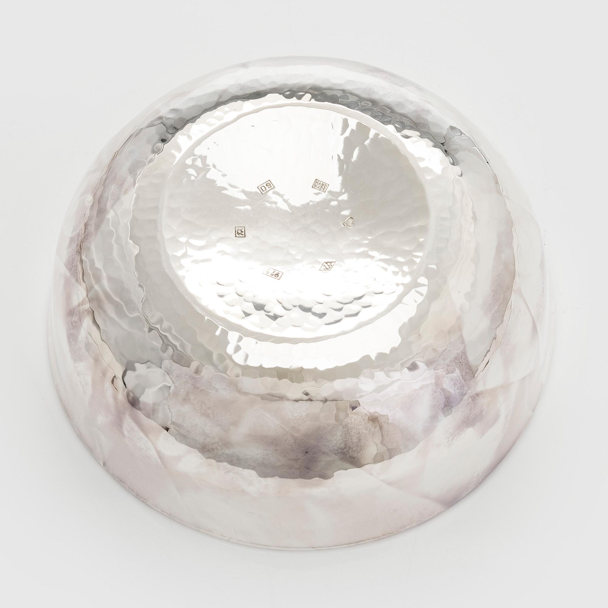 A. Tillander, skål, sterlingsilver och emalj, Åbo 2005.
