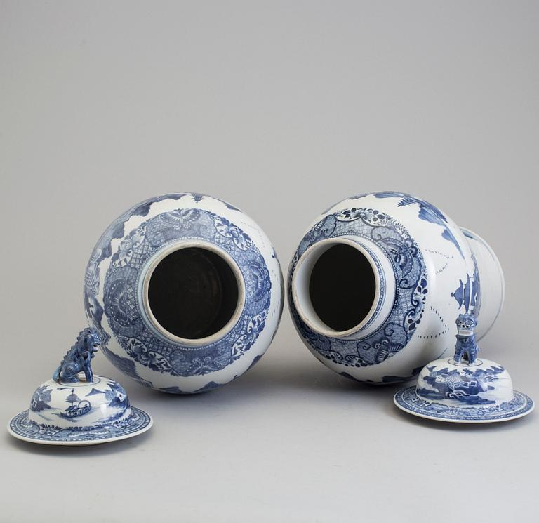 URNOR med LOCK, två snarlika, porslin. Qingdynastin, Qianlong (1736-95).