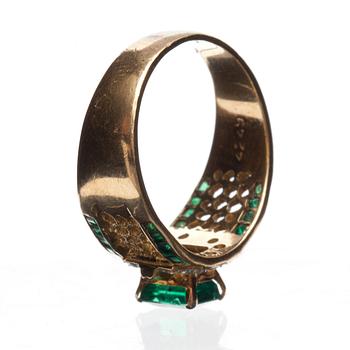 RINGAR, 3 st, 18k guld, besatta med safirer och smaragder, diamanter. Total vikt 14 g.