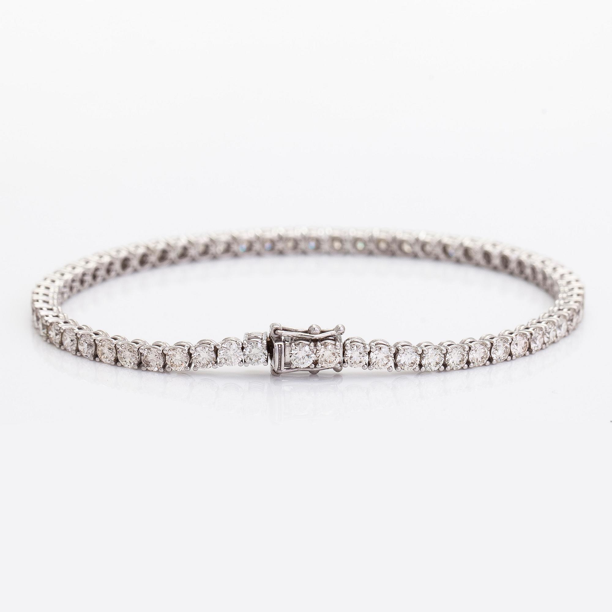 Tennisarmband, 18K vitguld, med briljantslipade diamanter.