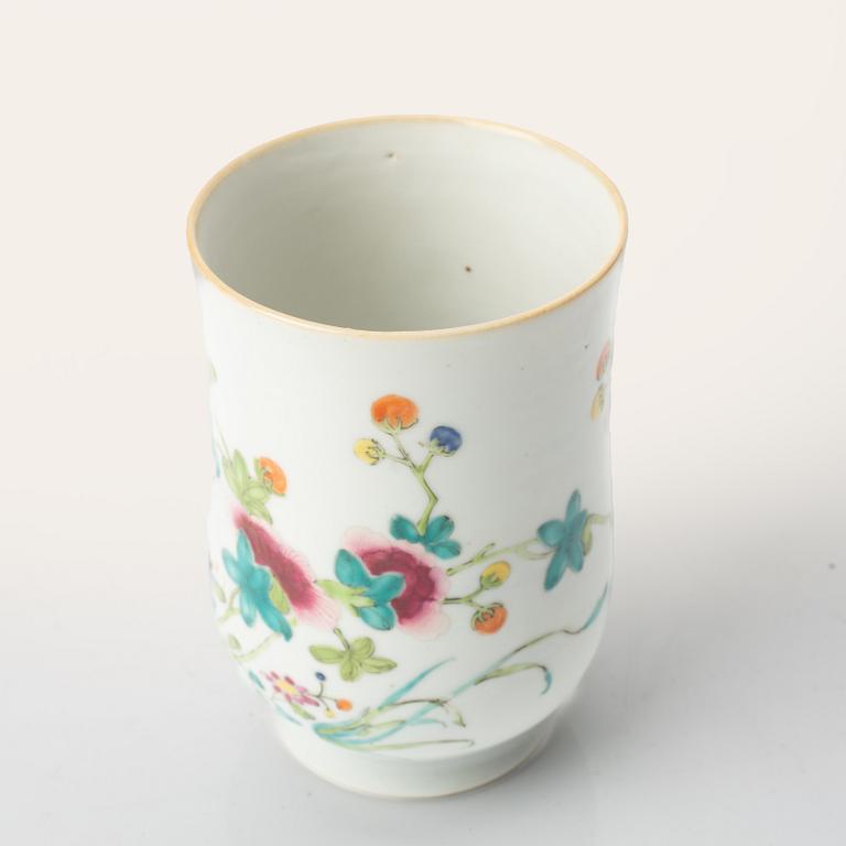 Mugg samt två fat, porslin, Kina, 1700-tal.