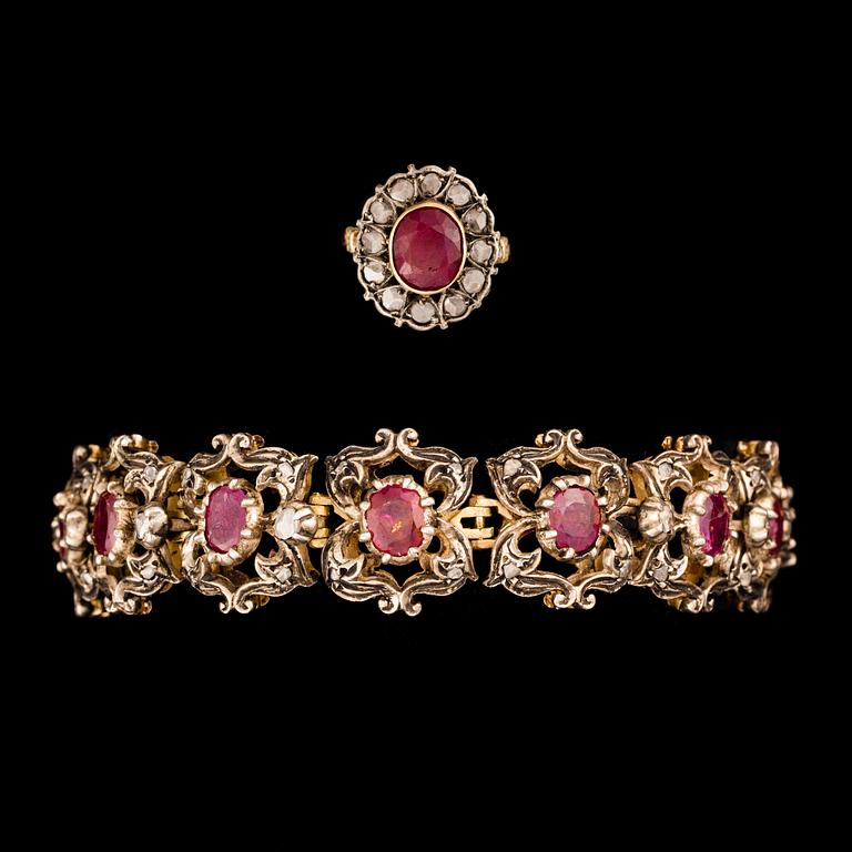 ARMSMYCKE samt RING, förgyllt silver, rubiner och polki diamanter. Vikt tot. 45 g.