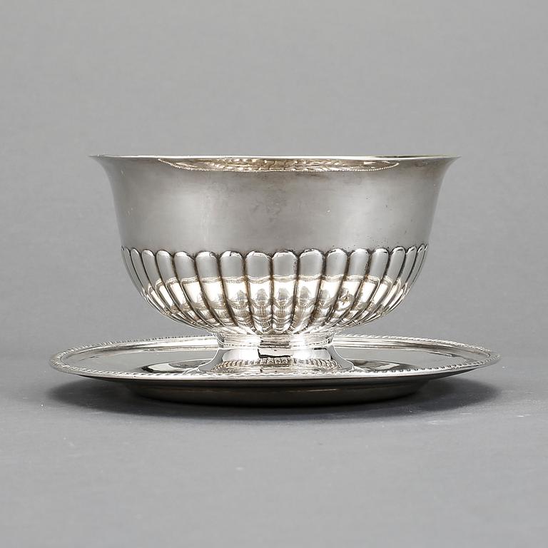 SÅSSKÅL PÅ FAT, silver, Johan Petter Grönvall, Stockholm 1828. Ca 527 gram.
