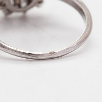 Ring, platina, med en briljantslipad samt markisslipade diamanter tot. ca 3.87 ct. Med intyg.