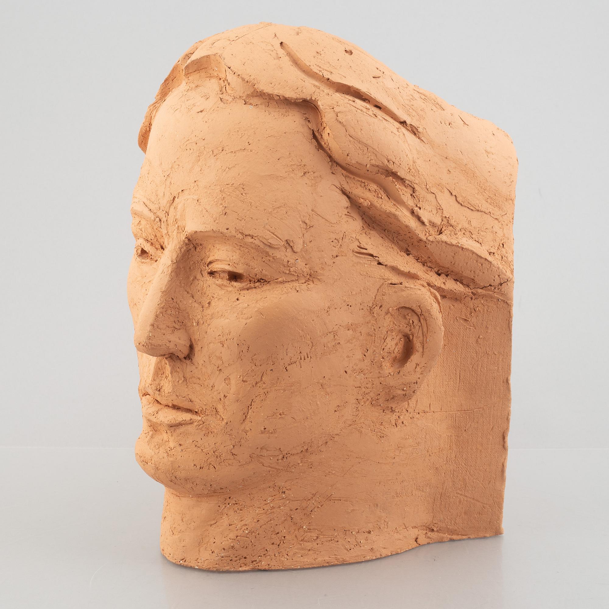 Hertha Hillfon, A head.