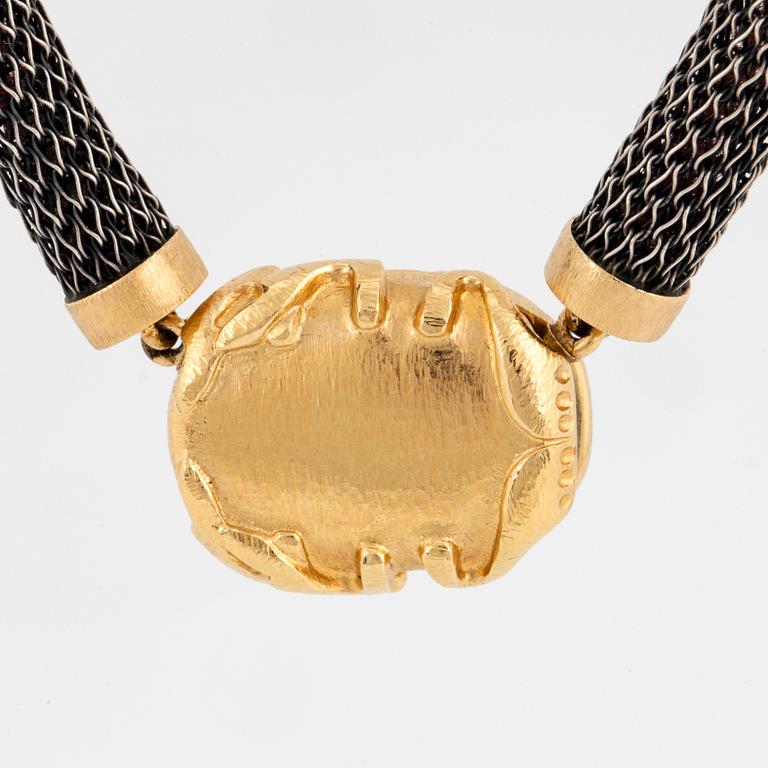 OLE LYNGGAARD, collier i oxiderat silver, lås i form av skalbagge 18K guld med två briljantslipade diamanter.