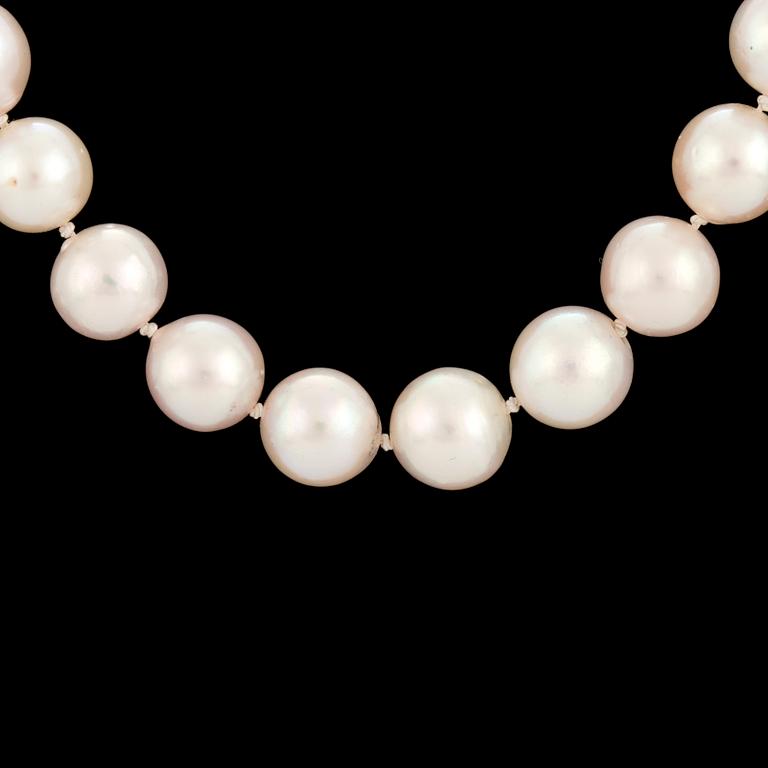 A collier of cultured pearls with a 18K white gold clasp.