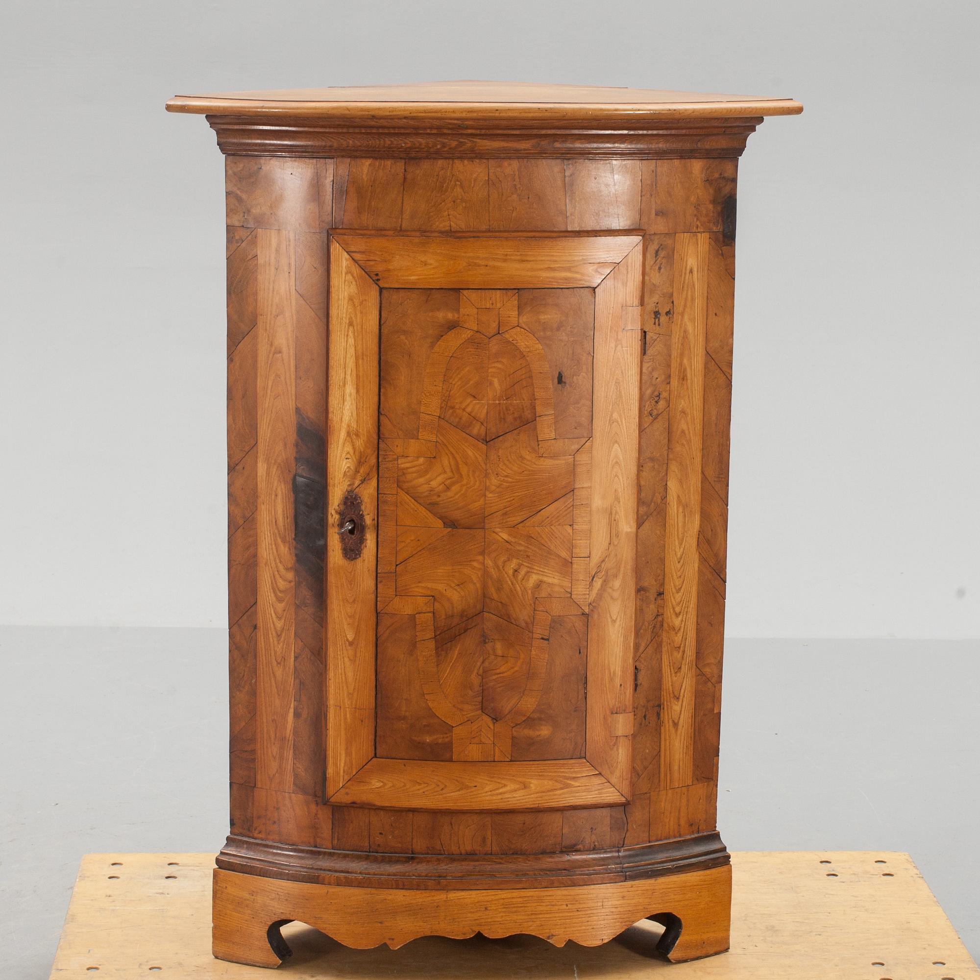 HÖRNSKÅP, 1700-talets andra hälft.