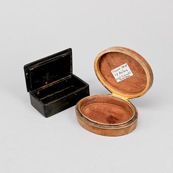 ASKAR, 2 st, 1800-tal, en bär signatur Auliere.