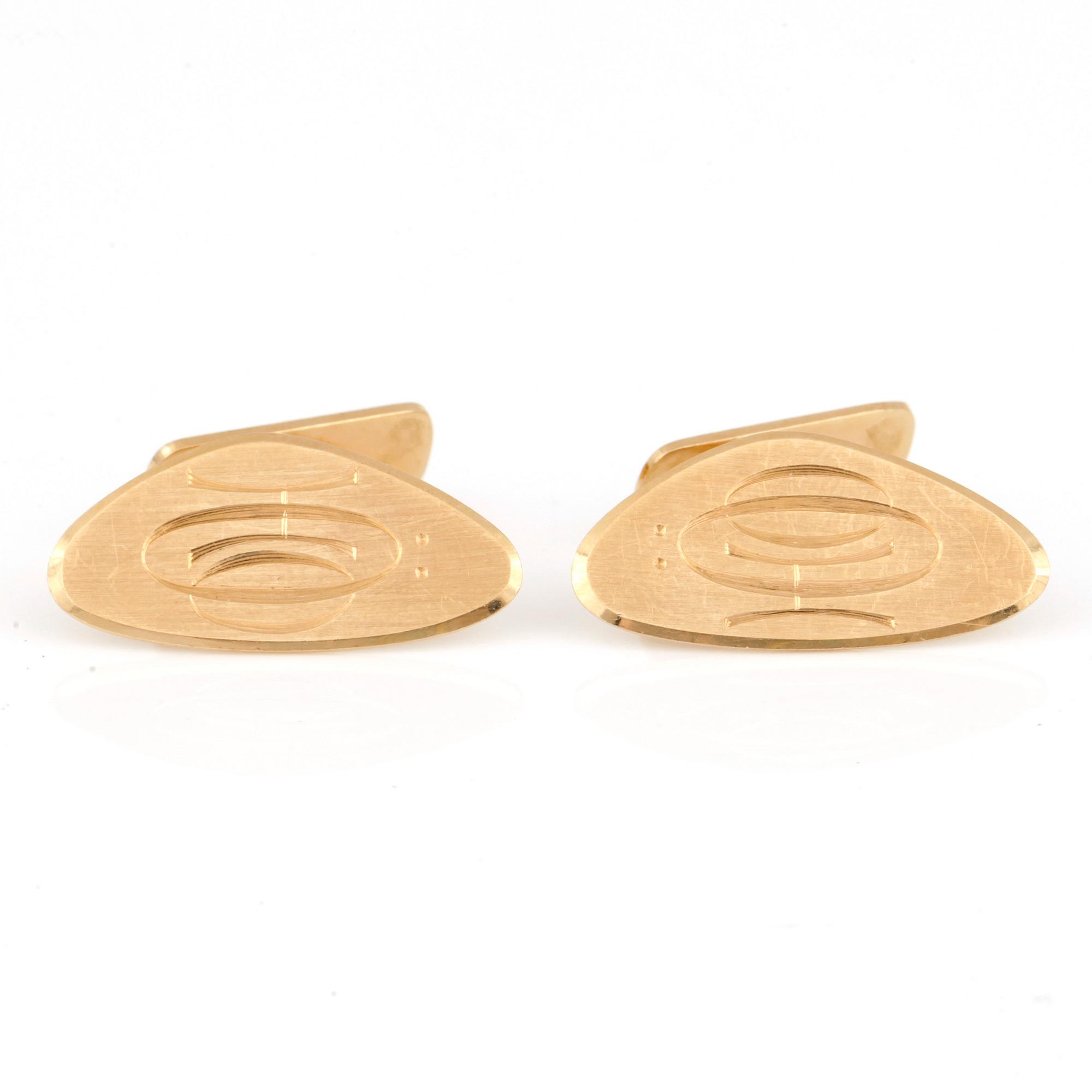 MANSCHETTKNAPPAR, ett par, trekantiga.