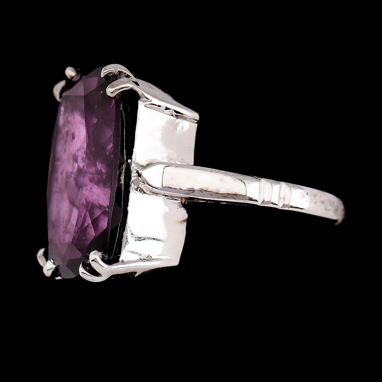 RING, silver, med ametist.
