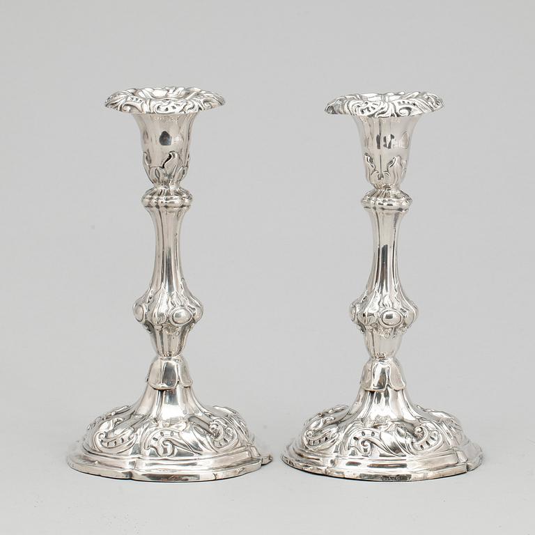 LJUSSTAKAR, ett par, silver, rokokostil, möjligen Anders Petter Lundqvist, Stockholm, 1848.