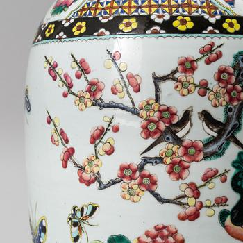 A Chinese porcelain vase, late Qing dynasty, circa 1900.