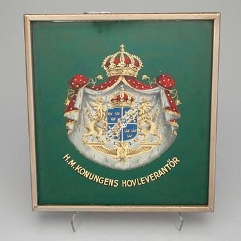 VÄGGPLATTOR, 2 st, järn, bla H.M. Konungens Hovleverantör, 1900-tal.
