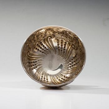 SKÅL, silver, Goldsmiths & Silversmiths Co Ltd, London 1908, finska kontrollstämplar. Vikt 353 g.