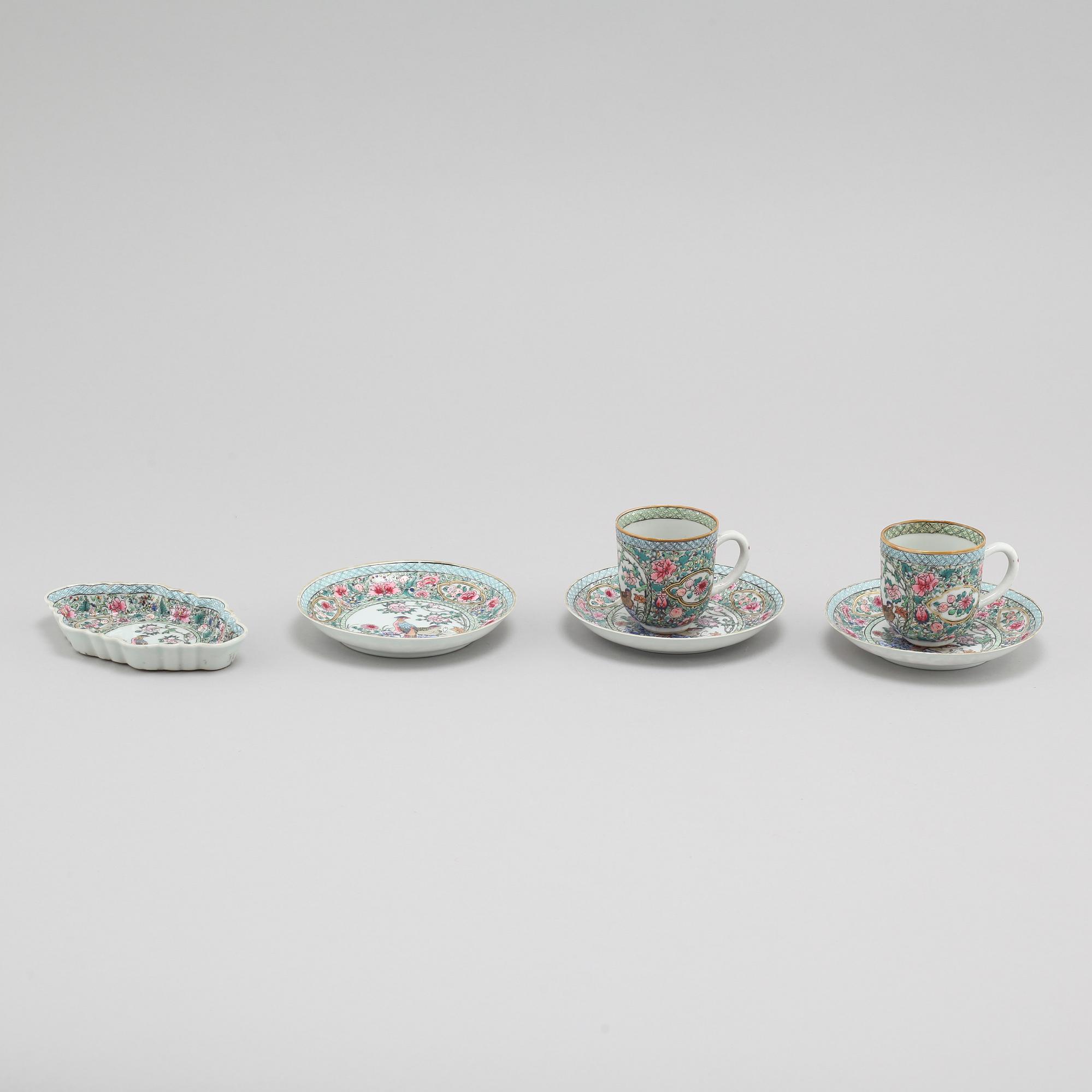 Two porcealin cups with saucers and a small dish from China, 18th century.