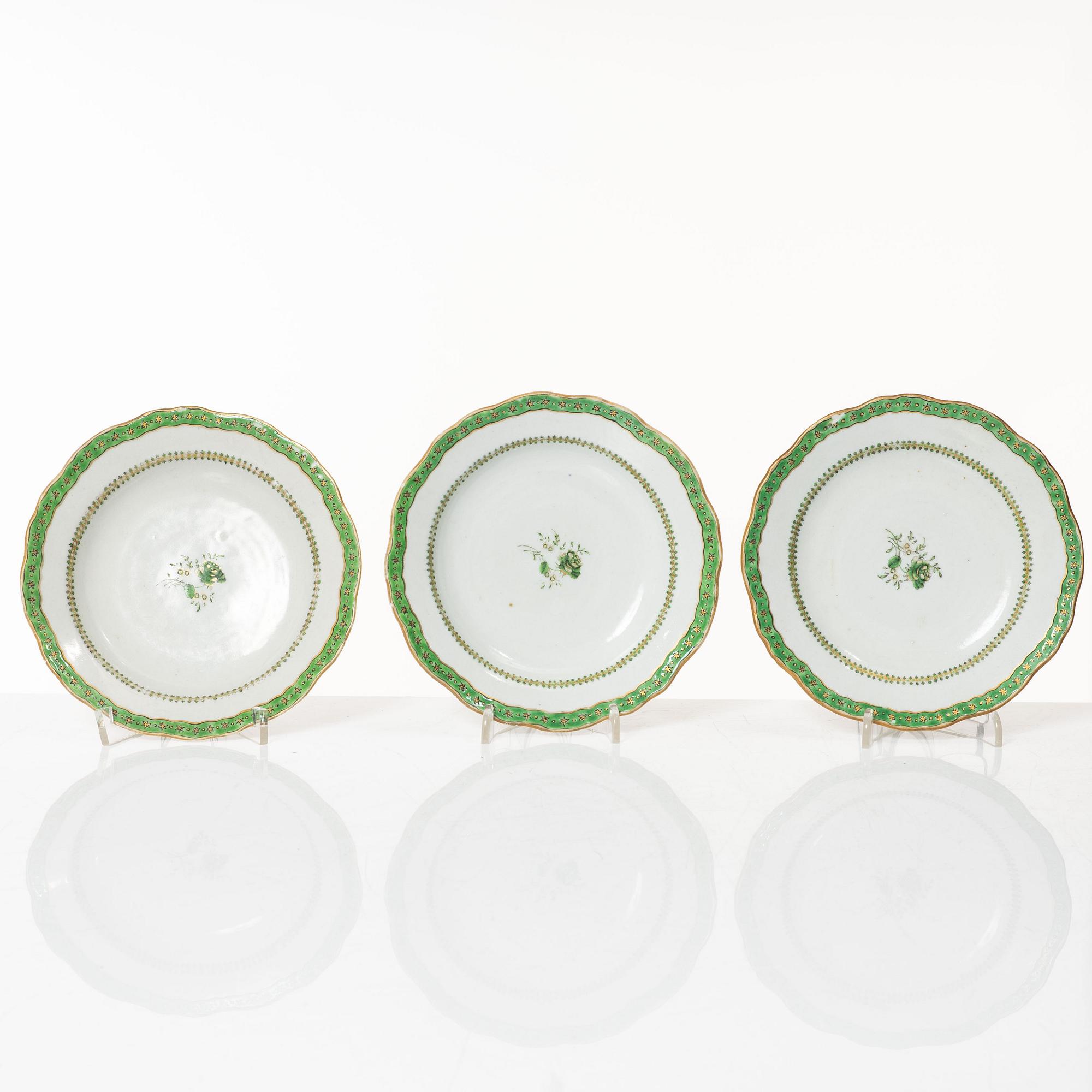 A set of six Chinese export porcelain service pieces, Qing dynasty, Qianlong (1736-95).