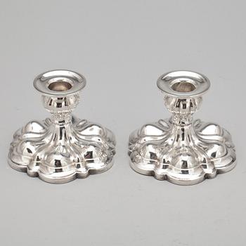 LJUSSTAKAR, ett par, silver, med svenska importstämplar, 1900-tal.