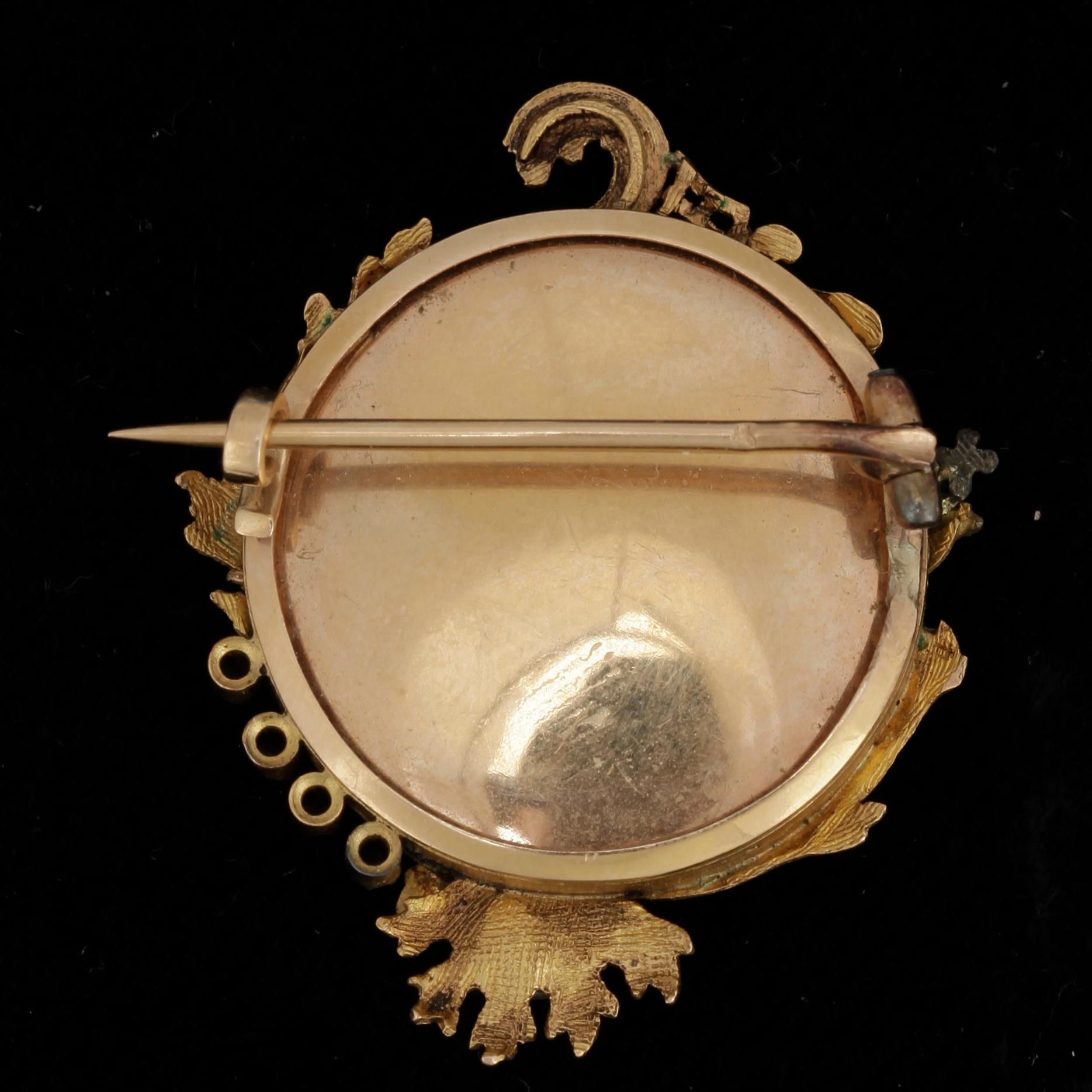 BROSCH, trefärgat guld, pärla, rosenstenar, ostämplad, sent 1800-tal. Vikt ca 7 gram.