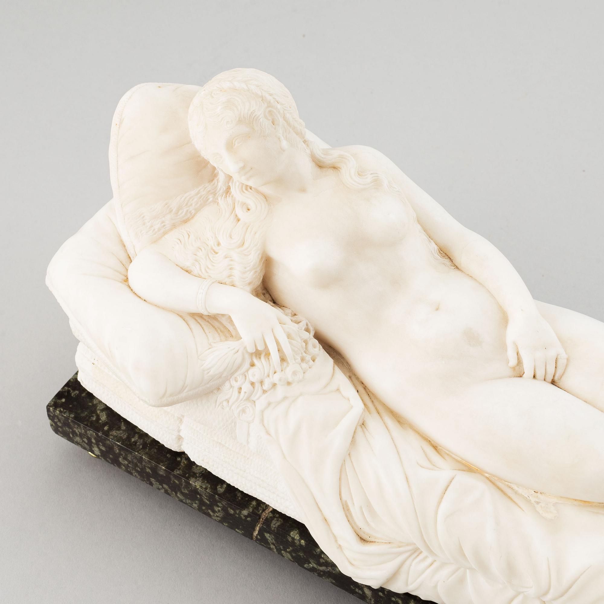 Tizian, efter. Skulptur. Osign. Alabaster. Längd 36,5 cm. Höjd 19 cm.