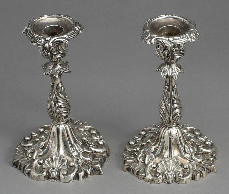 LJUSSTAKAR ETT PAR, silver. Gustaf Möllenborg Feron, Stockholm 1861. Nyrokoko.