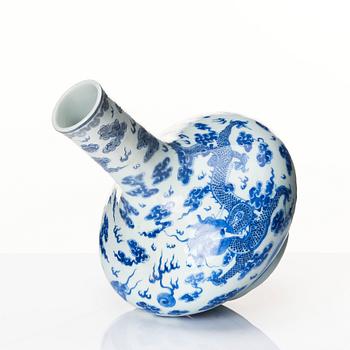 A blue and white vase, Qing dynasty, 19th Century.