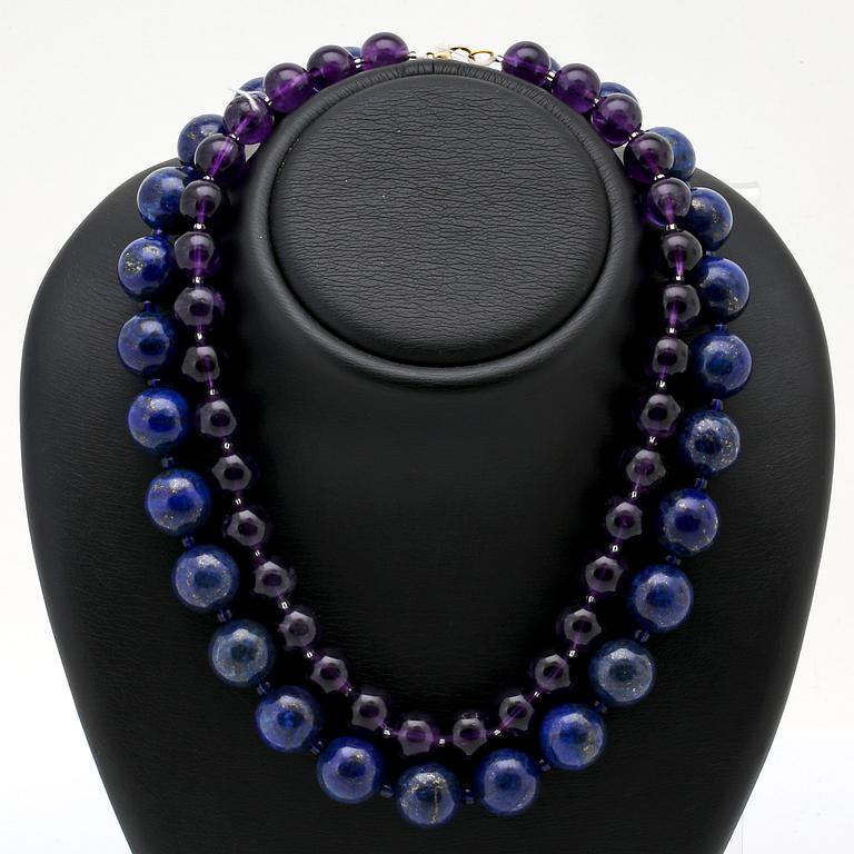 2 collier lapis lazuli ca ca 16mm och ametist ca 12 mm, glaskulor, längder ca 43 och 47 cm, lås i metall.